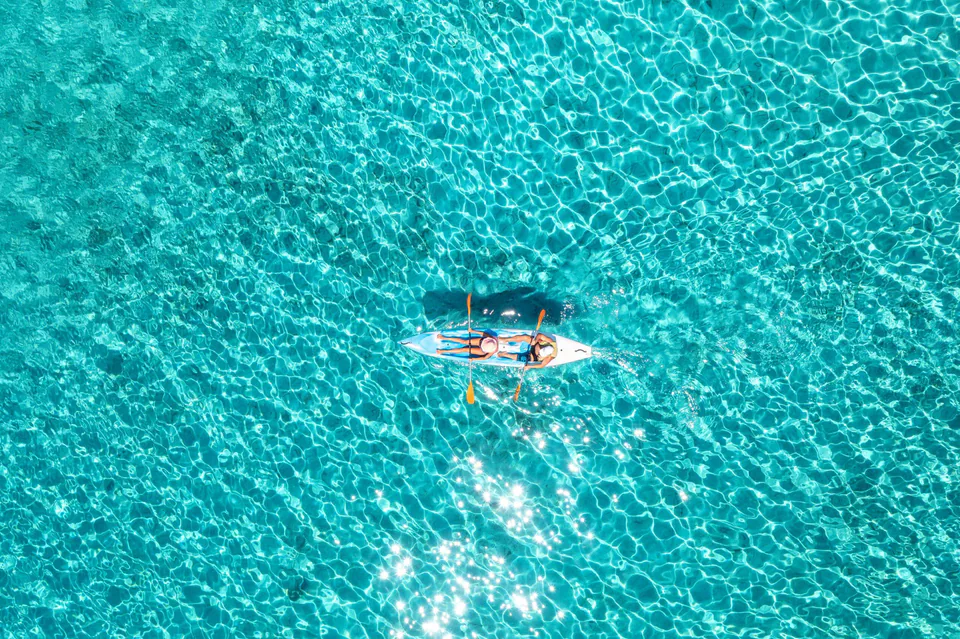 Un kayak sul mare trasparente, visto dall'alto