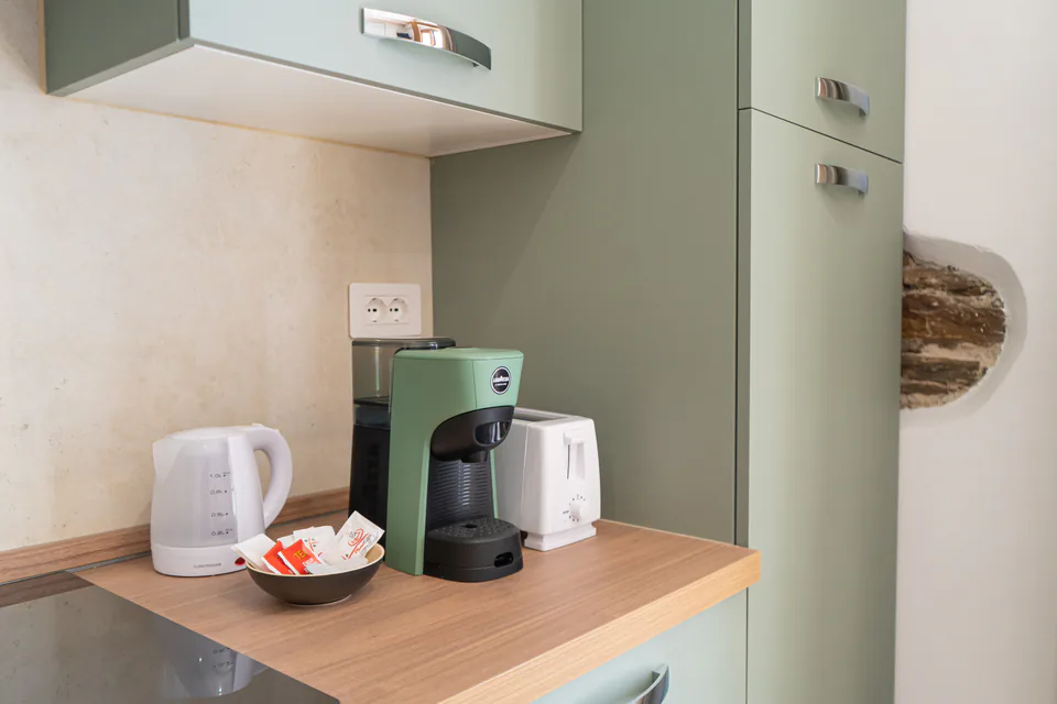 Angolo caffè con bollitore e tostapane