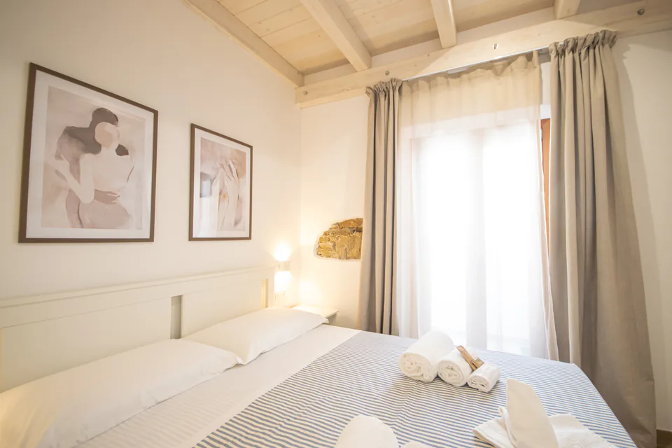 Letto matrimoniale e quadri