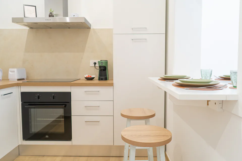 Cucina con la penisola e gli sgabelli
