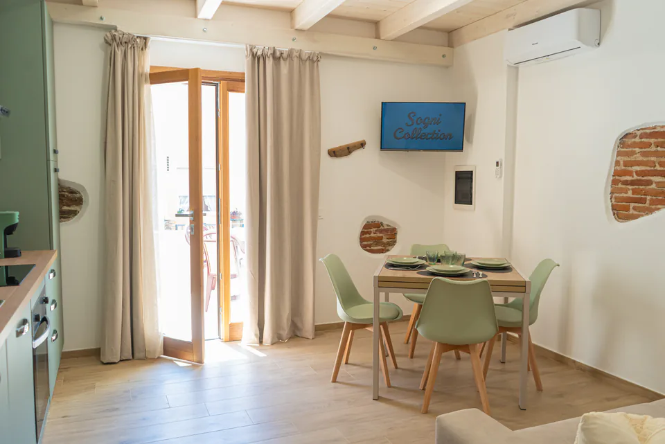 Tavolo da pranzo e porta finestra