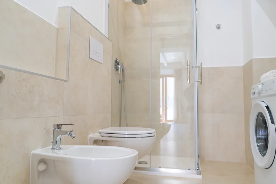 Bagno con bidet e doccia