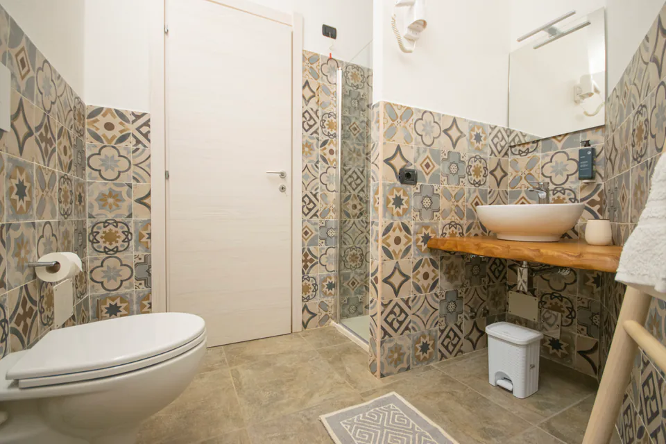 Il bagno con le cementine della camera Ginepro