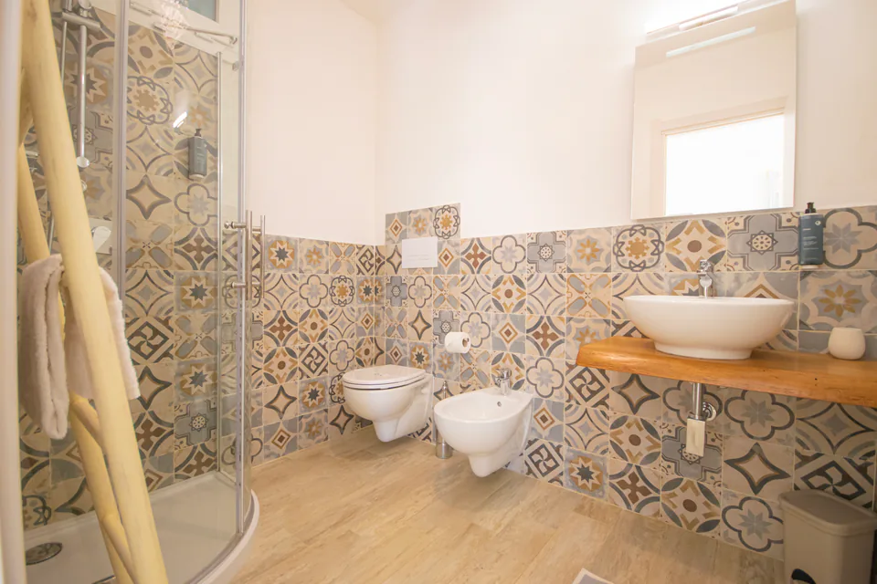 Il lavabo in appoggio sulla mensola di legno