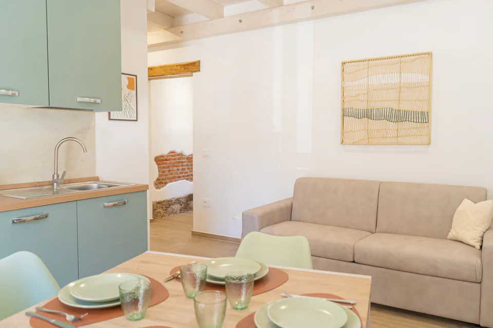 Zona giorno con cucina e divano letto