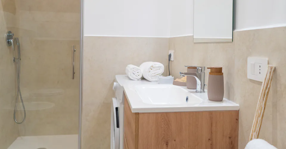 Bagno con doccia e lavatrice