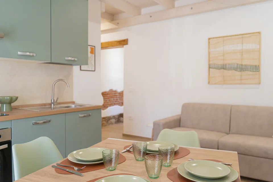 Tavola apparecchiata e divano letto