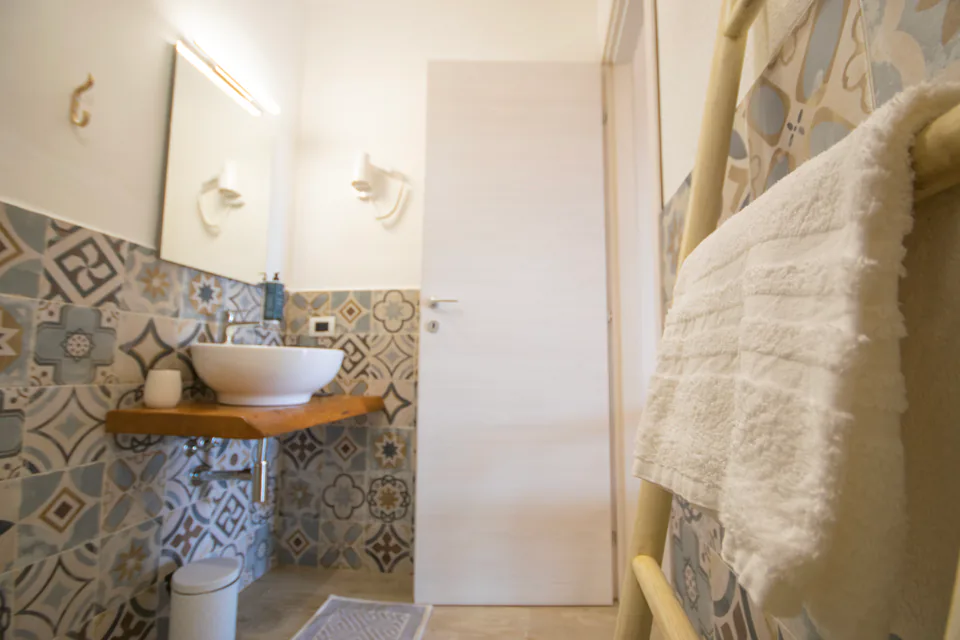 Il lavabo e le cementine del bagno della Pompia