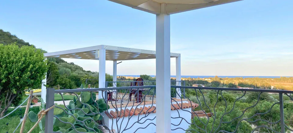 La terrazza con la pergola e il mare all’orizzonte