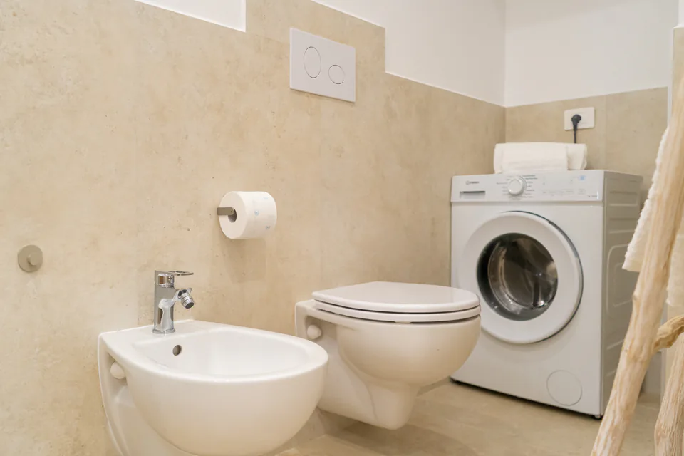 Bagno con bidet e lavatrice