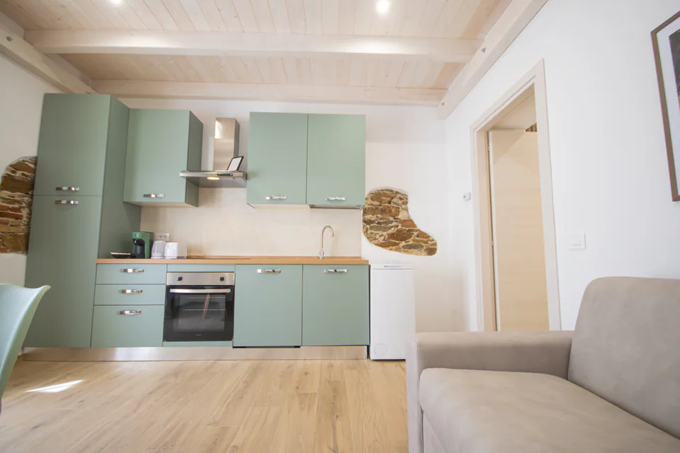 Cucina con forno e divano letto
