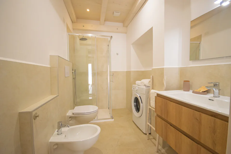 Bagno con doccia e lavatrice