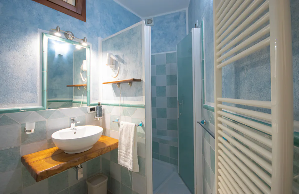La doccia e il lavabo in appoggio della Corbezzolo
