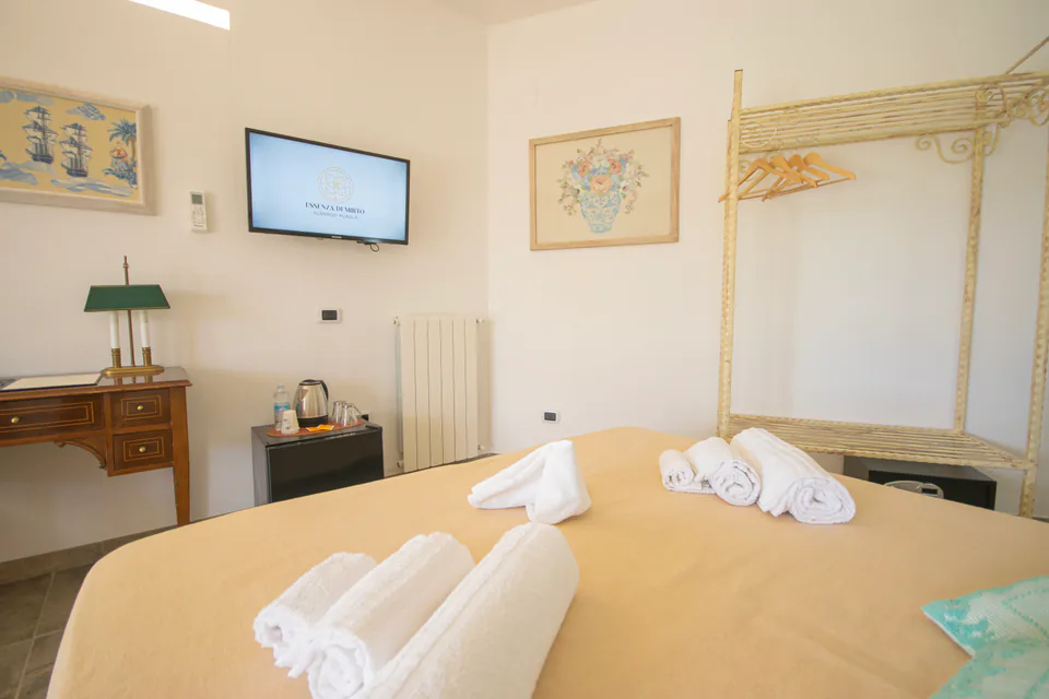 Il letto e la scrivania della camera Corbezzolo