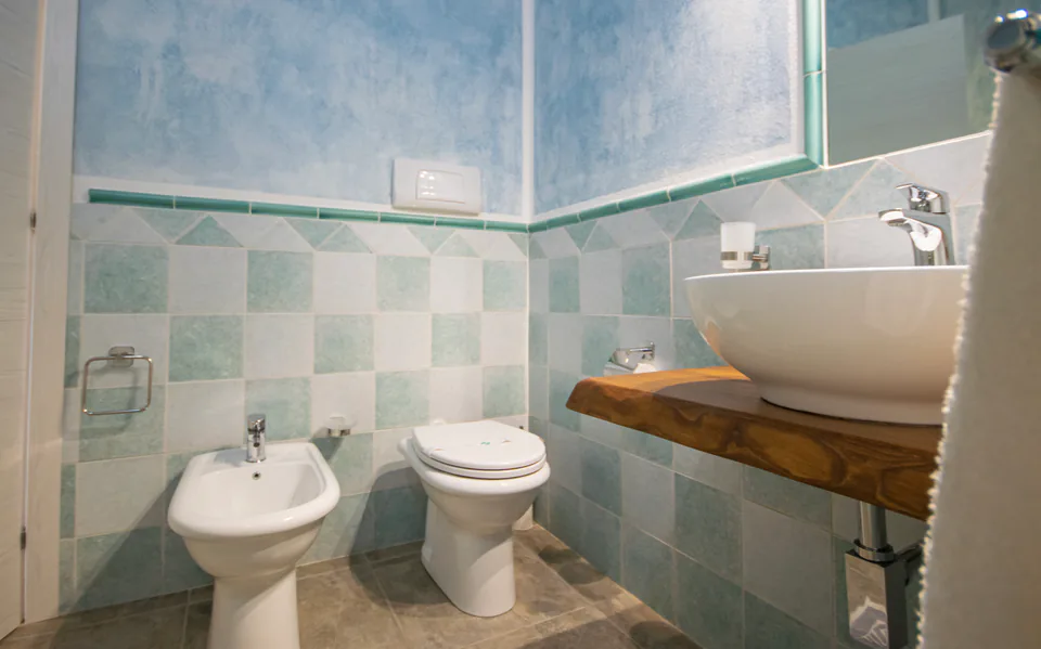 Il bagno azzurro della camera Corbezzolo