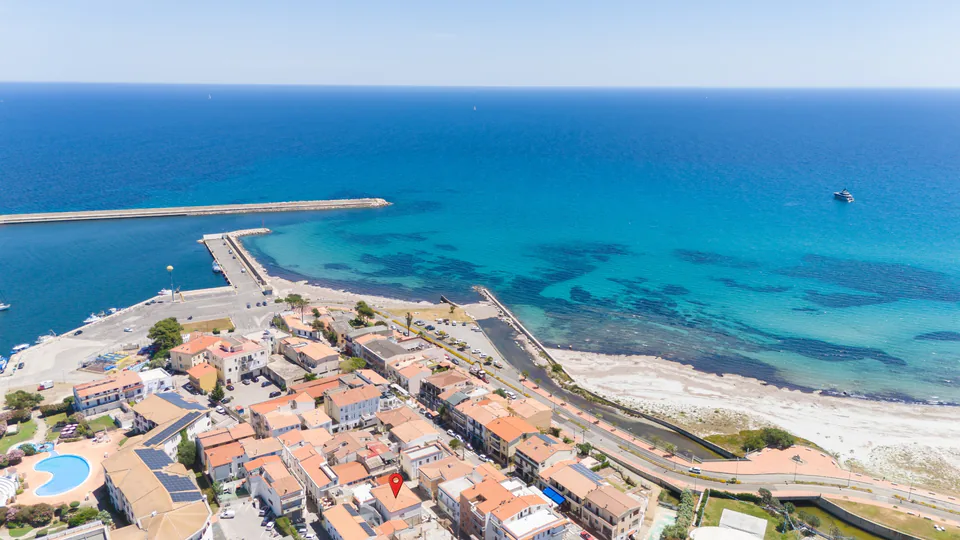 Il paese e il porto di La Caletta dall’alto