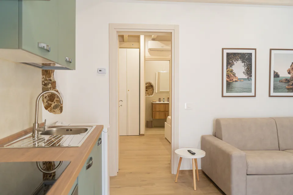 Cucina e ingresso verso la camera