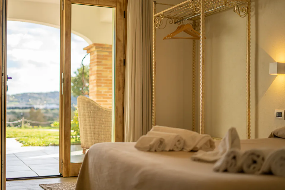 Dal letto della camera Pompia si vede il giardino