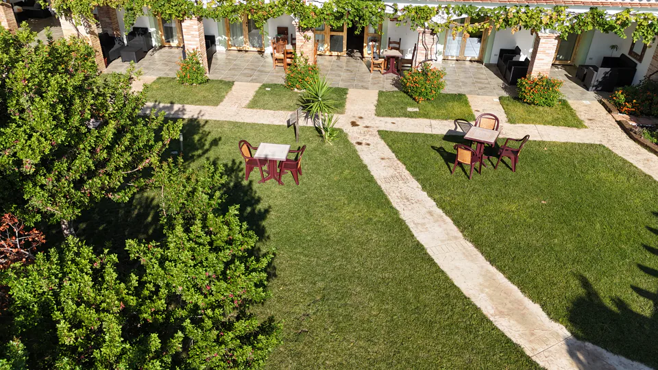 Il giardino e i vialetti fra le camere, visti dall’alto