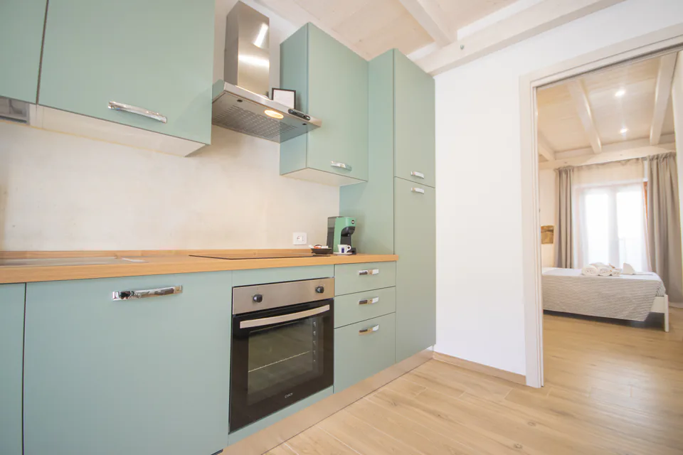 Cucina con forno e porta della camera