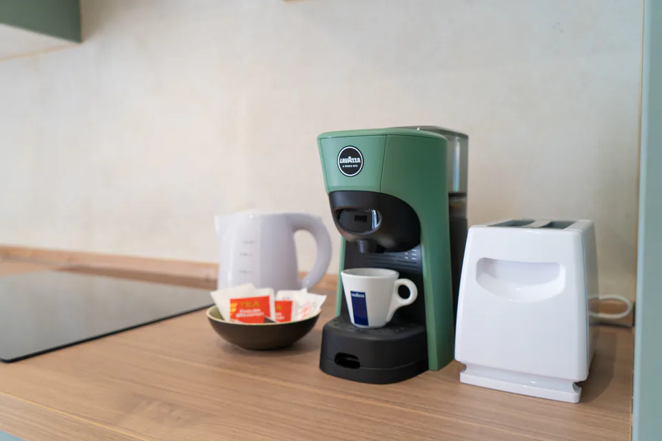 Angolo caffè con bollitore e tostapane