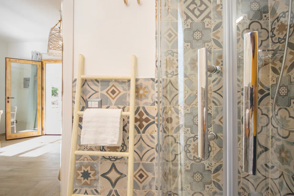 Il bagno della camera Rosmarino con le cementine decorate