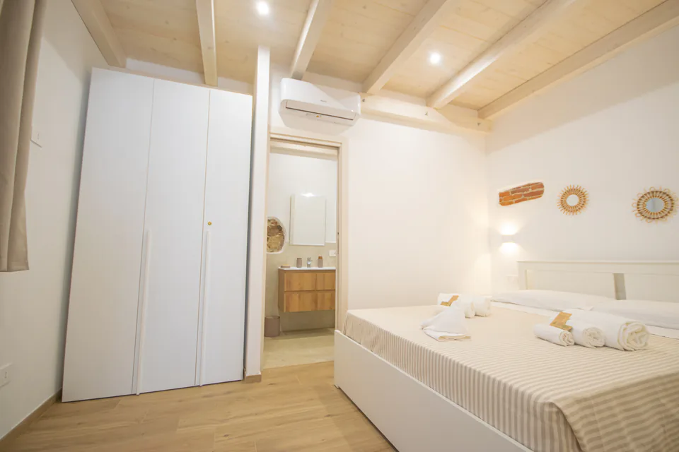 Camera con armadio e porta del bagno