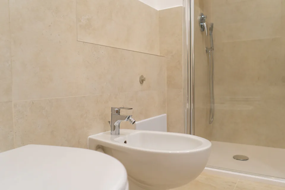 Bagno con bidet e doccia