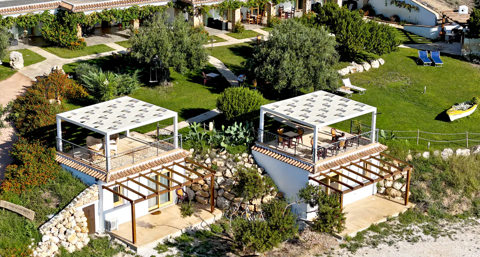 Le terrazze con le pergole bianche e il giardino, viste dall’alto